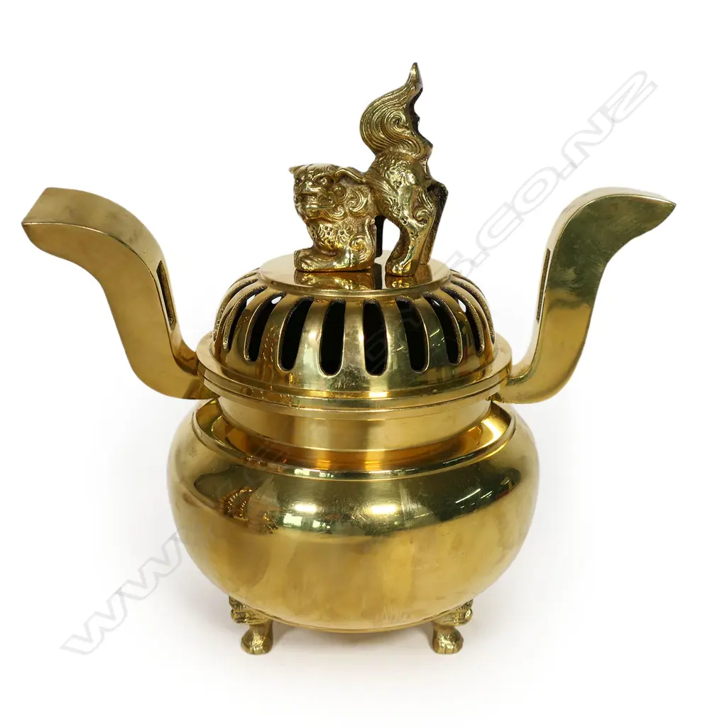 A quality vintage Oriental bronze temple set - includes pair candlesticks/rosokutate (H.480mm), a pair temple vases with removeable shishi handles plus lidded koro/potpourri. In good polish. All in original wooden box. Image 1++