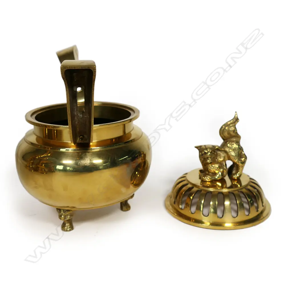 A quality vintage Oriental bronze temple set - includes pair candlesticks/rosokutate (H.480mm), a pair temple vases with removeable shishi handles plus lidded koro/potpourri. In good polish. All in original wooden box. Image 1++