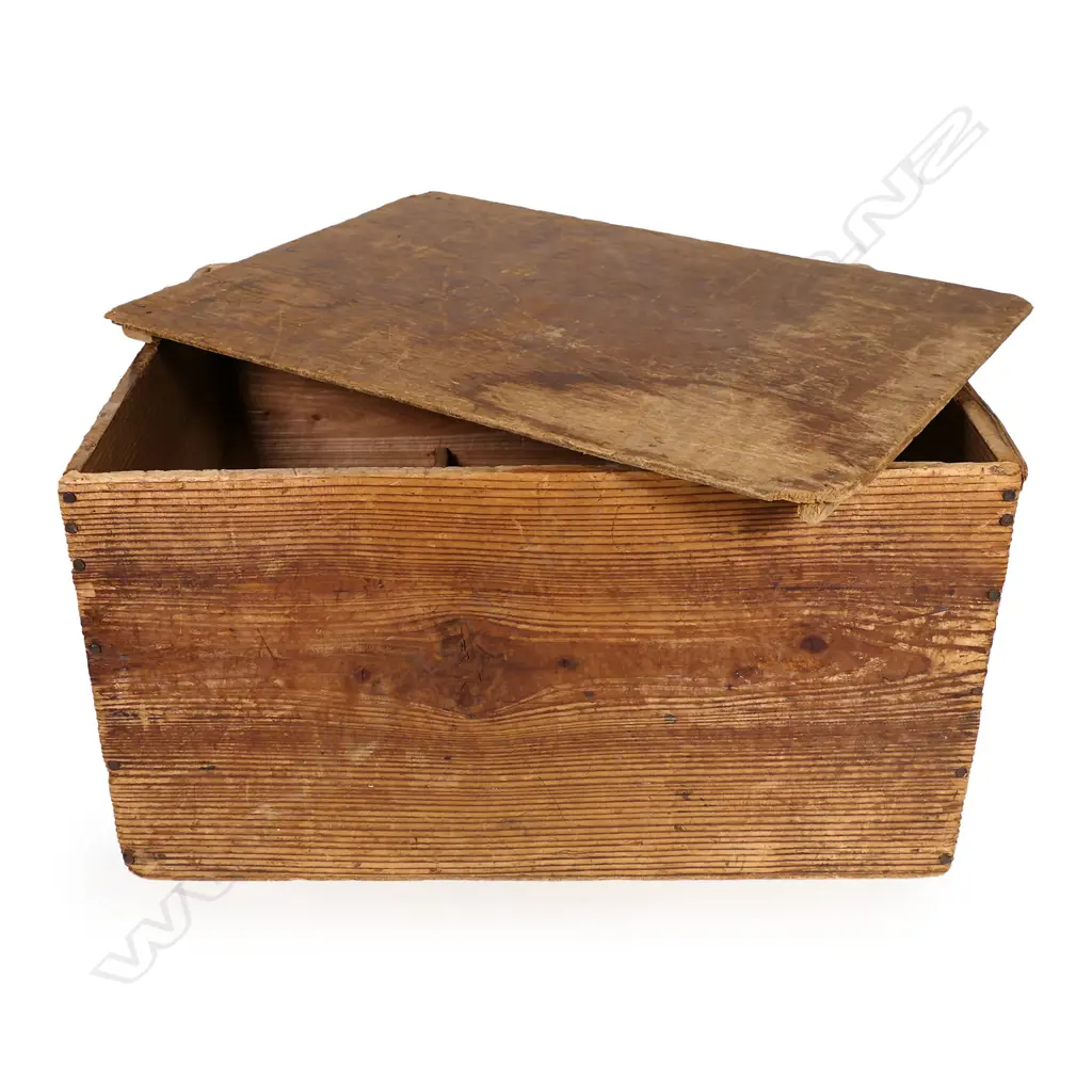 A quality vintage Oriental bronze temple set - includes pair candlesticks/rosokutate (H.480mm), a pair temple vases with removeable shishi handles plus lidded koro/potpourri. In good polish. All in original wooden box. Image 1++