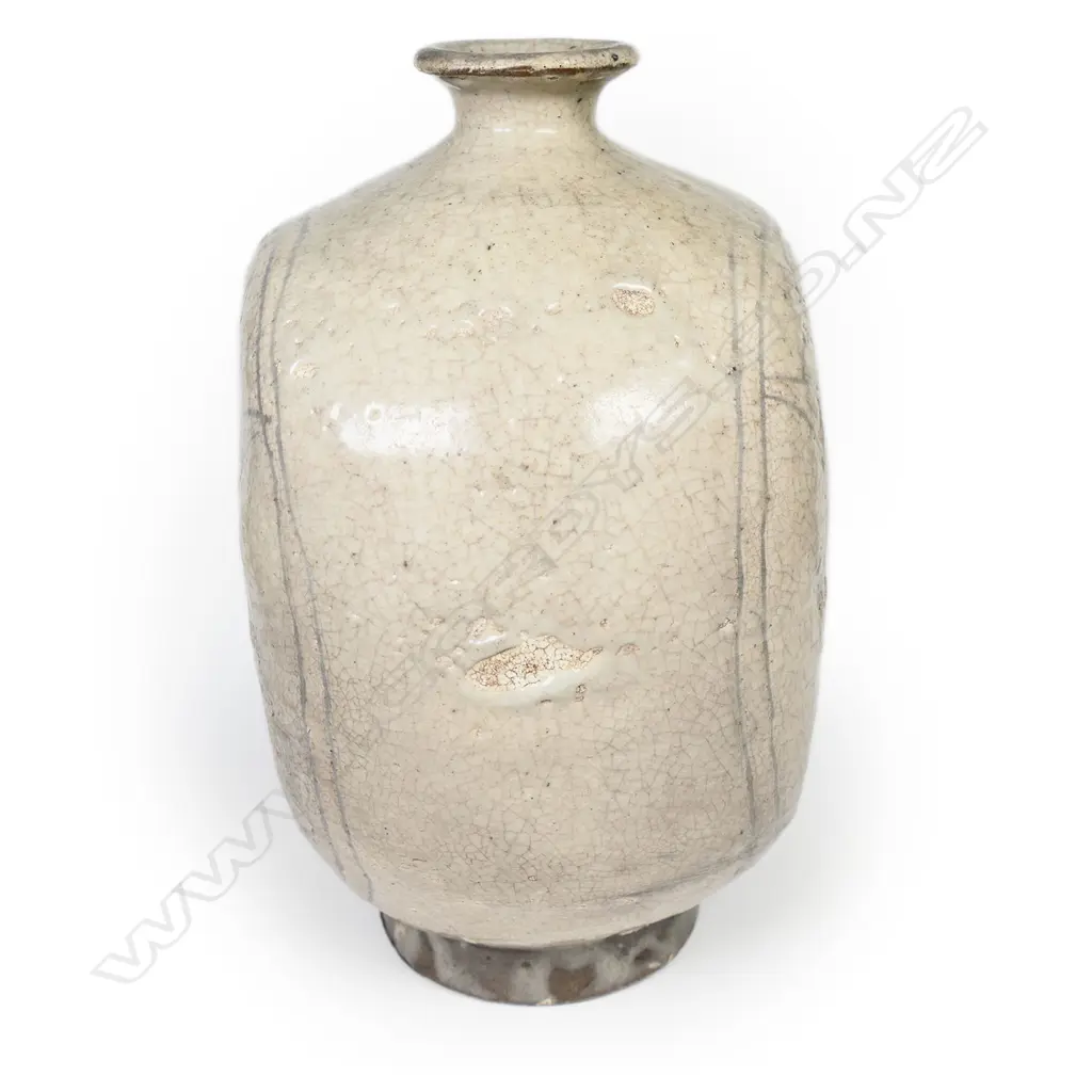 An uncommon Korean Buncheong sgraffito 'fish' moon flask, Image 1++