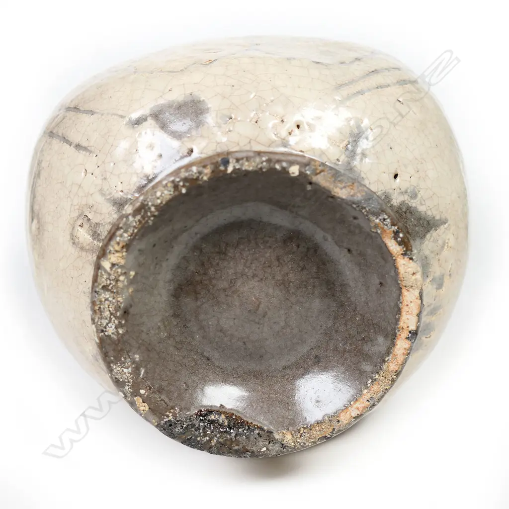 An uncommon Korean Buncheong sgraffito 'fish' moon flask, Image 1++