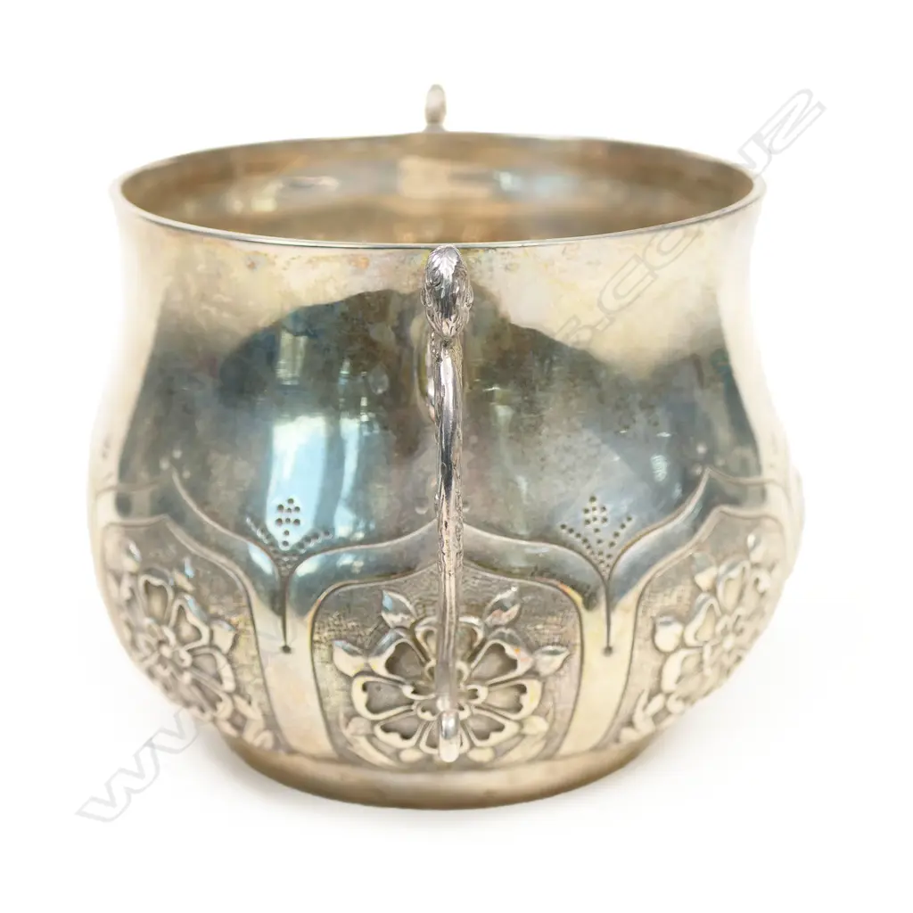 An Edwardian silver porringer in 17thC style, Image 1++