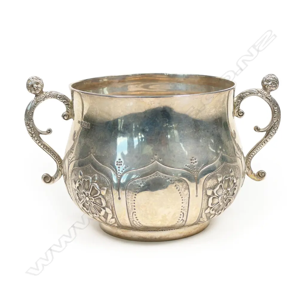 An Edwardian silver porringer in 17thC style, Image 1++