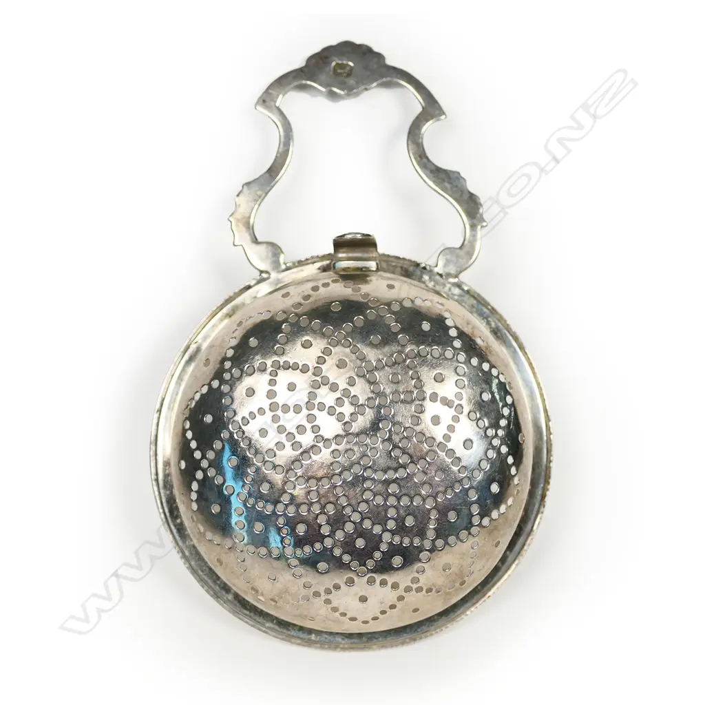 A George III silver lemon/orange strainer, Image 1++