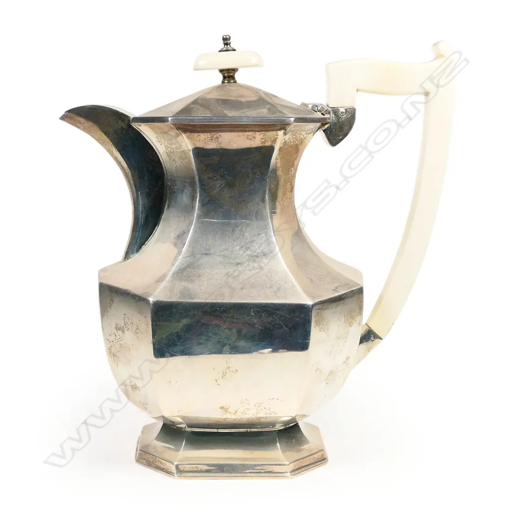 An Art Deco silver hot water pot, Image 1++