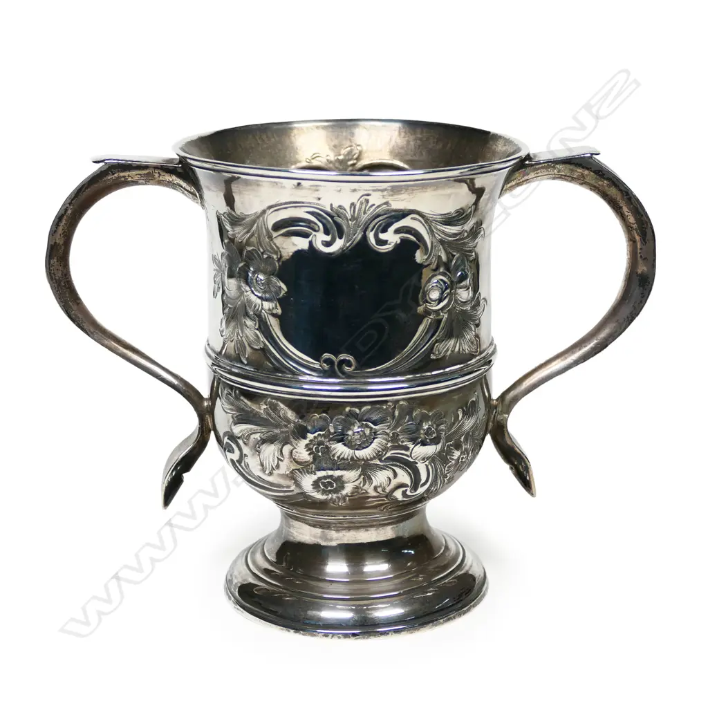 A George III silver loving cup, Image 1++