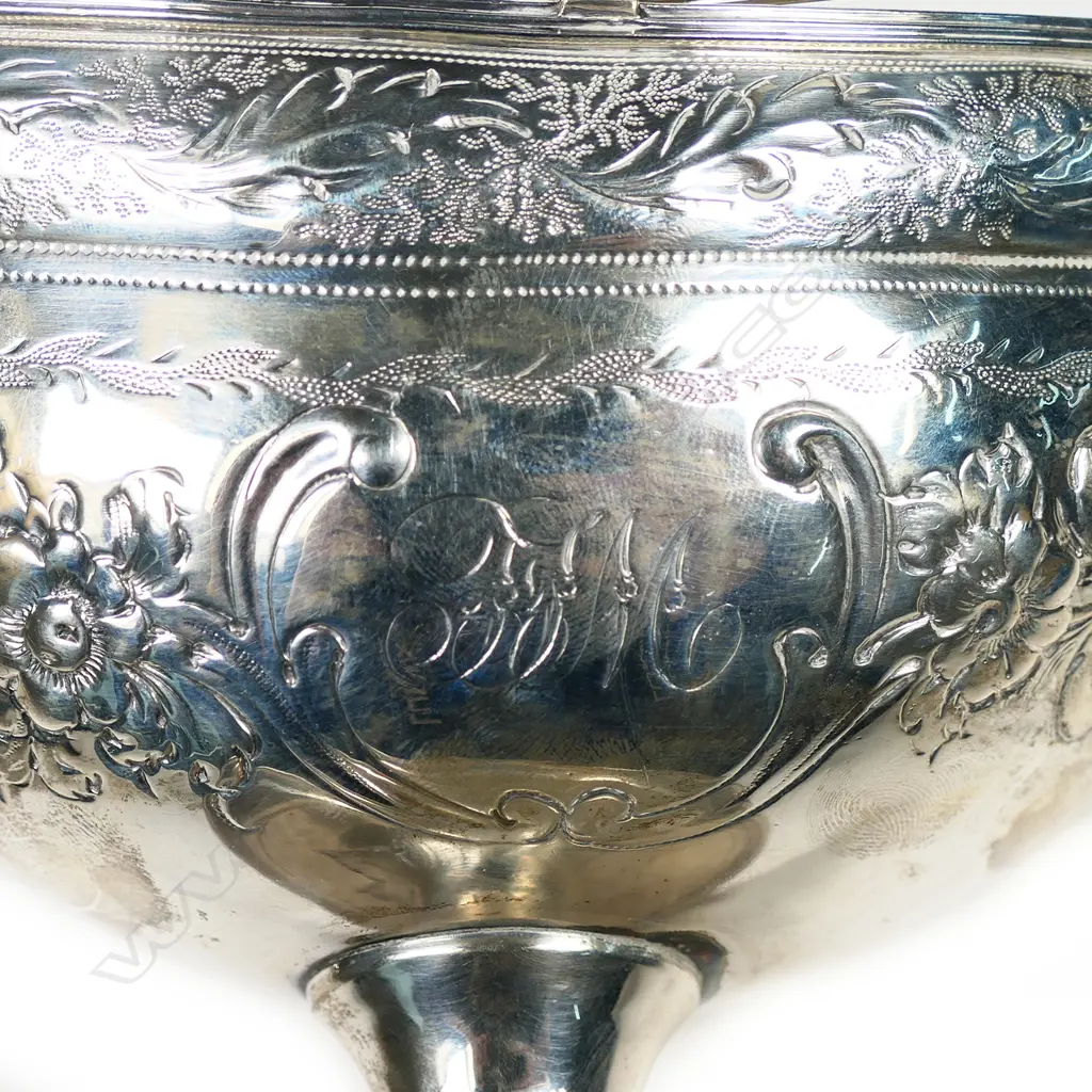 A George III Irish silver sugar basket, Image 1++