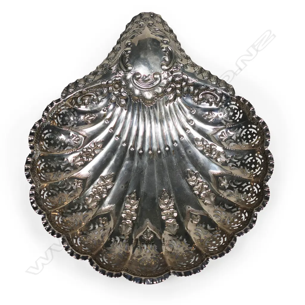 An Edwardian silver shallow bowl, Image 1++