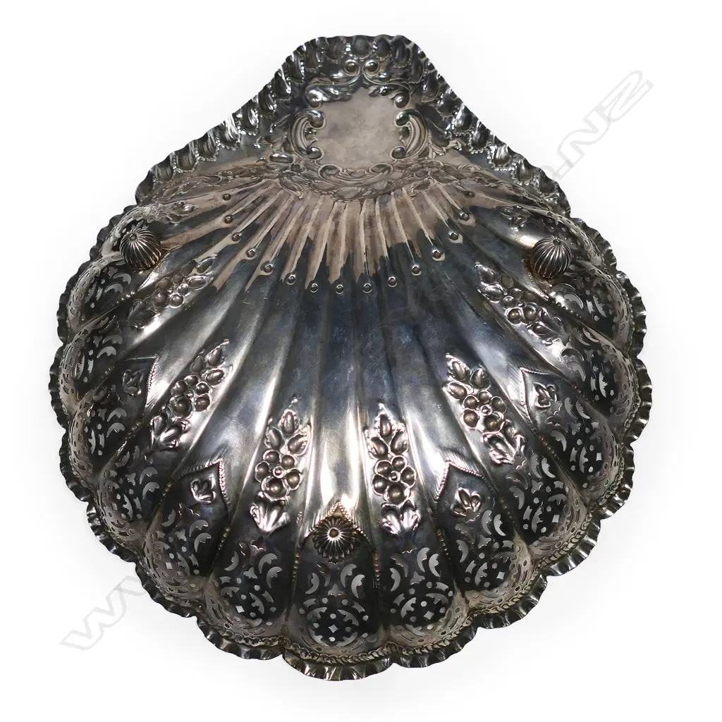 An Edwardian silver shallow bowl, Image 1++