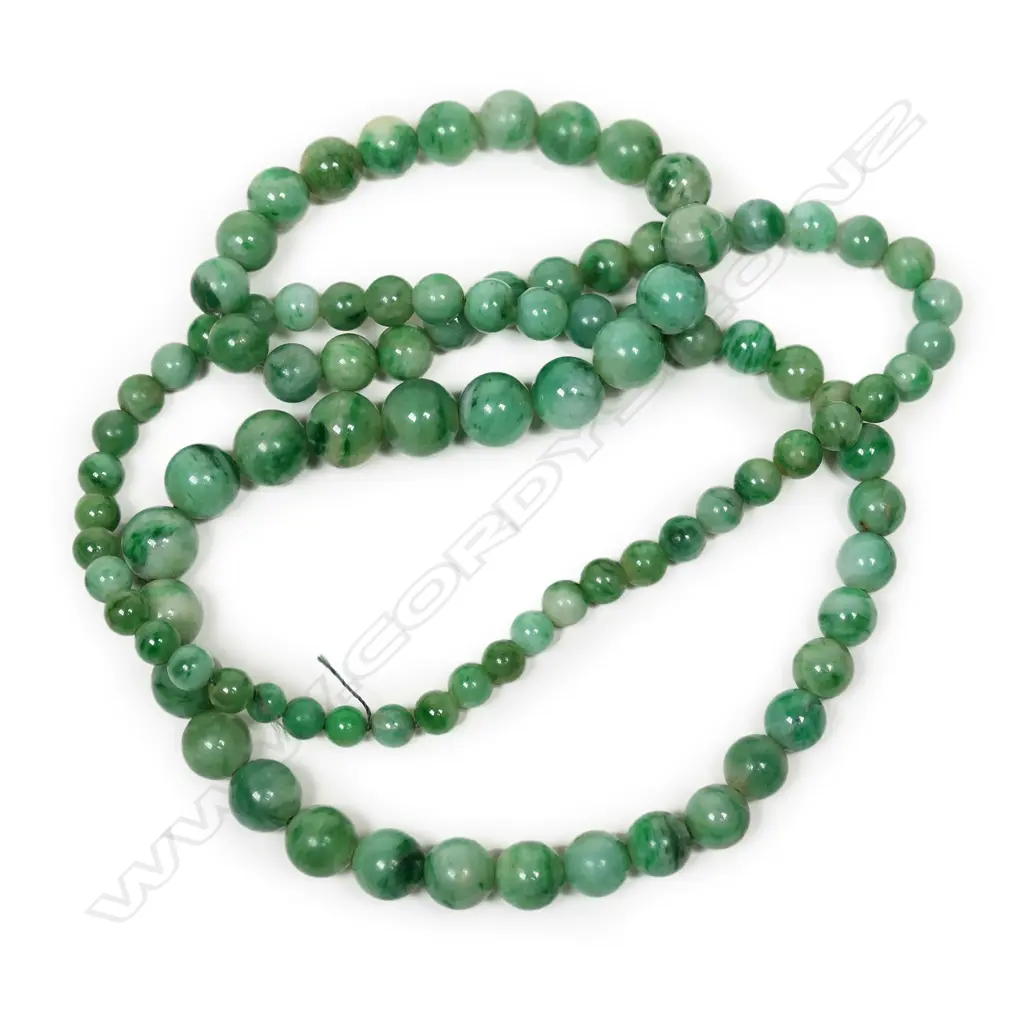 A vintage jadeite graduated bead necklace, Image 1++
