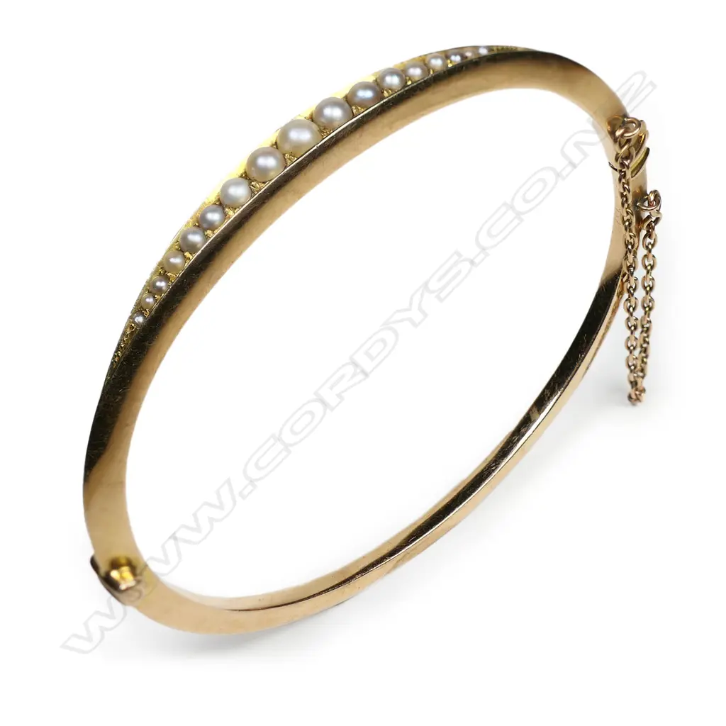 An Edwardian 9ct yellow gold and seed pearl hinged bangle, Image 1++