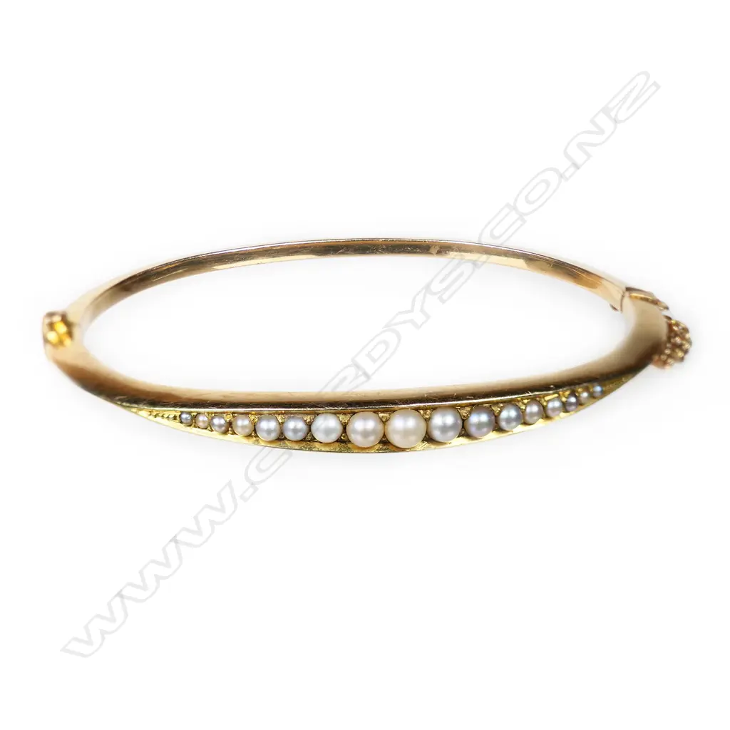 An Edwardian 9ct yellow gold and seed pearl hinged bangle, Image 1++