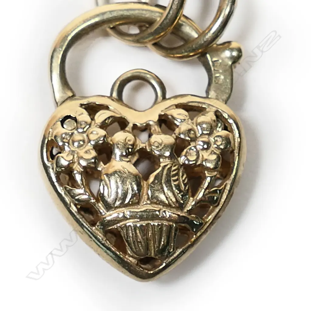 A solid 9ct yellow gold gate link bracelet, Image 1++