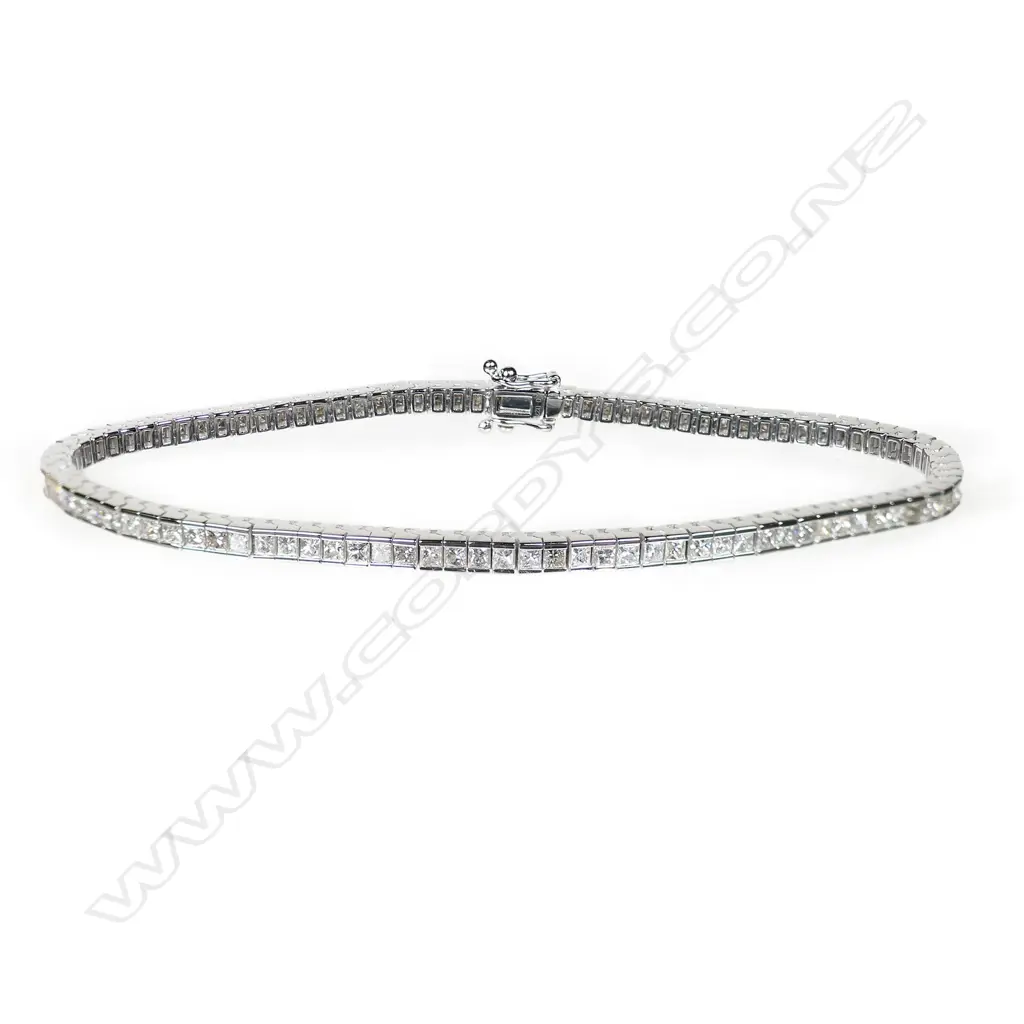 An 18ct white gold and diamond tennis bracelet, Image 1++