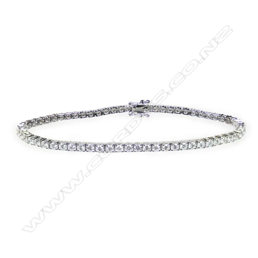 An 18ct white gold and diamond tennis bracelet, Image 1++