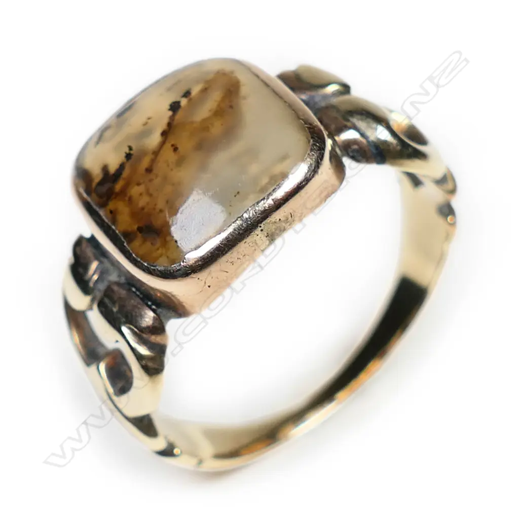A George III 15ct yellow gold and moss agate 'Mizpah' ring, Image 1++