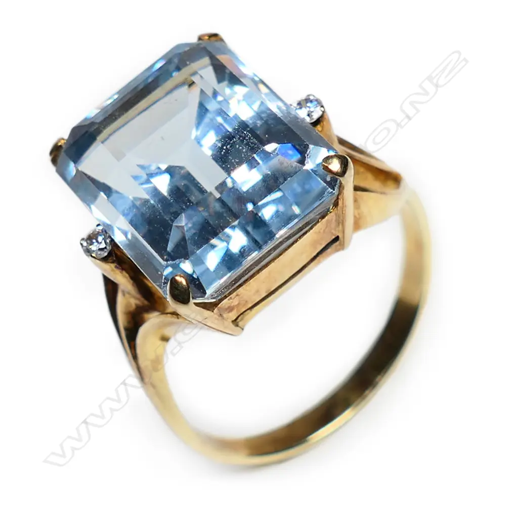 A 14ct gold, aquamarine and diamond ring, Image 1++