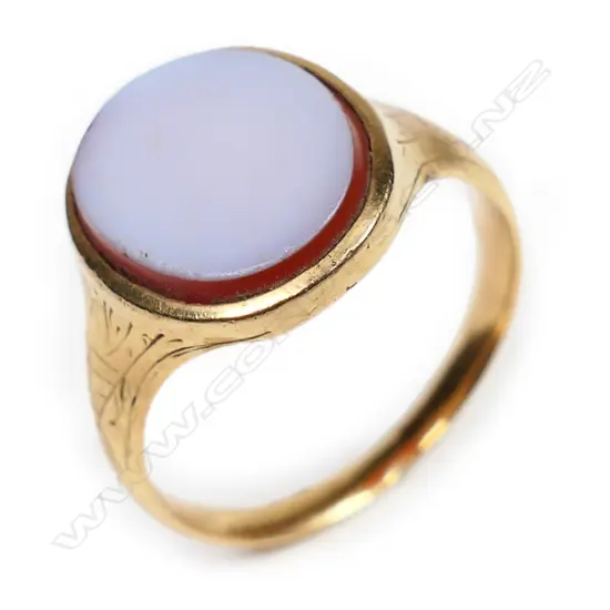 A c.1900 18ct yellow gold and chalcedony signet ring,