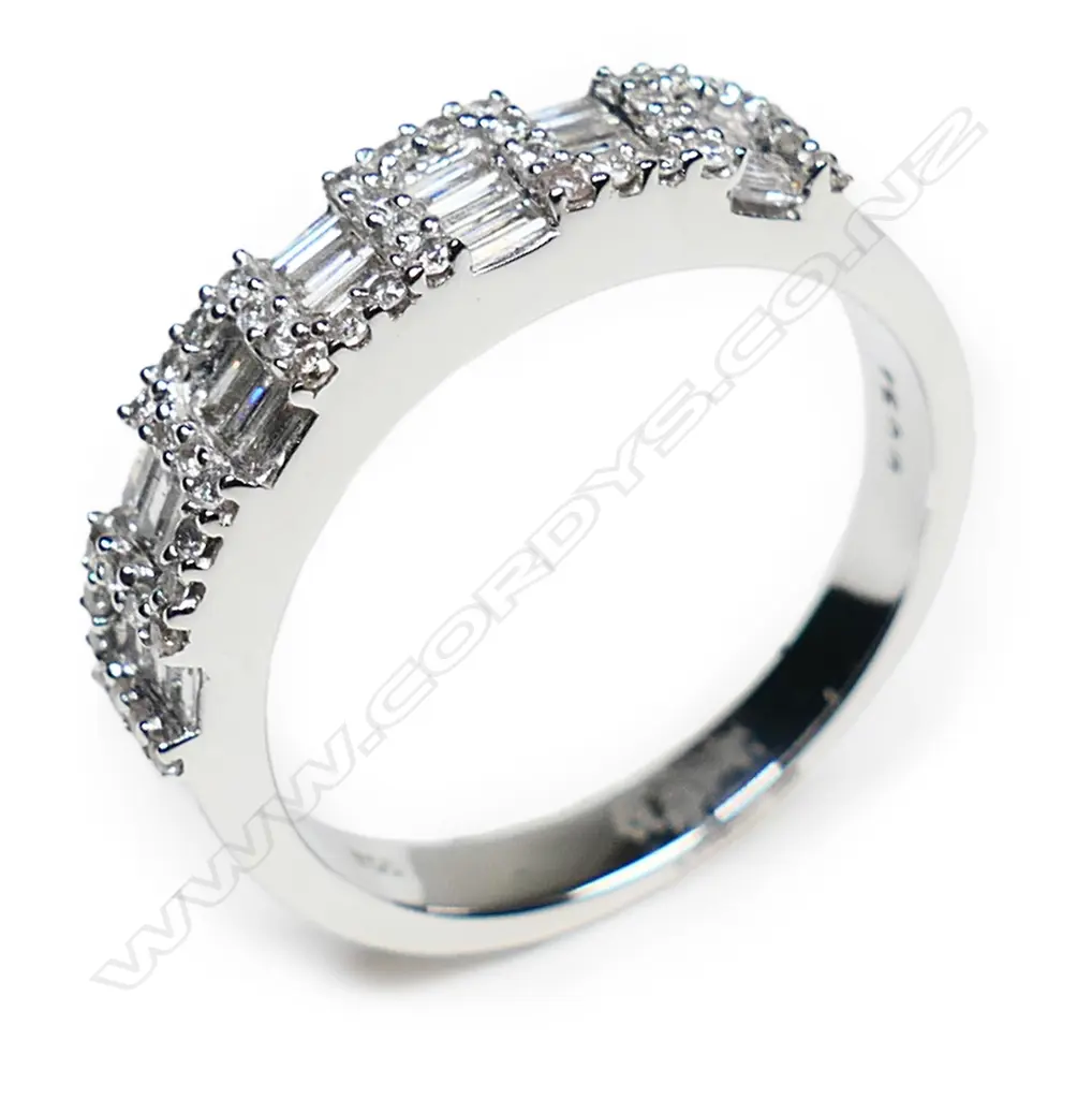 An 18ct white gold and diamond ring, Image 1++