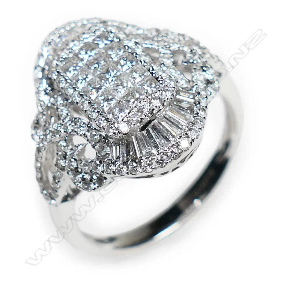 An18ct white gold and diamond fancy cluster ring, Image 1++