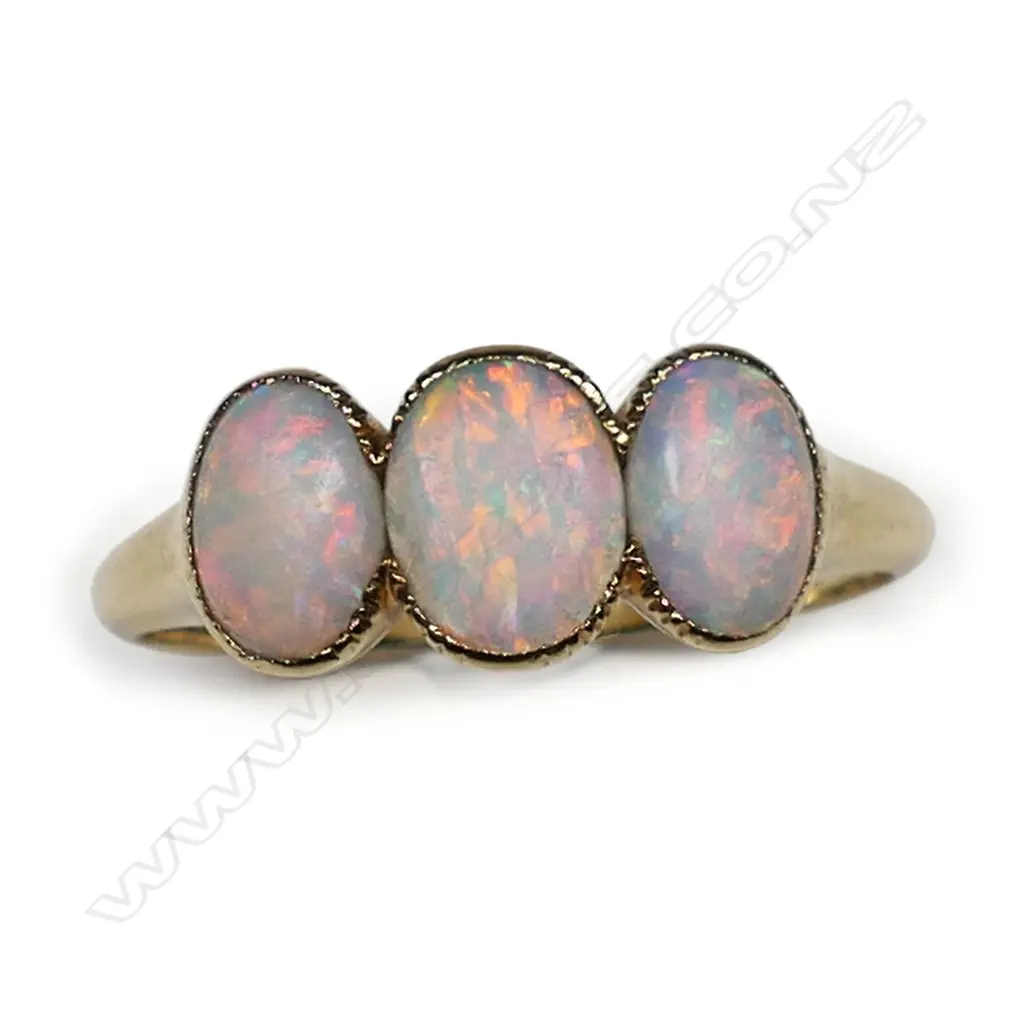 A vintage 18ct and opal ring, Image 1++