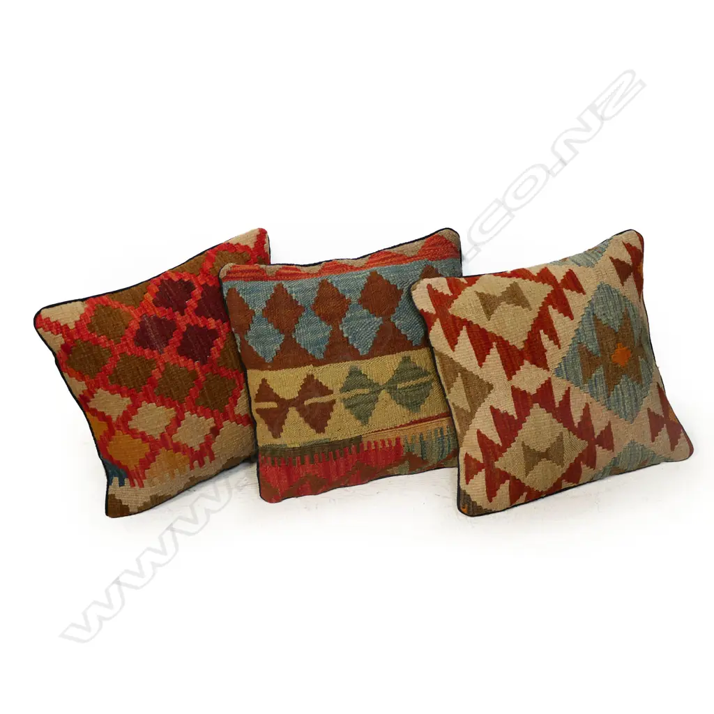 Three scatter cushions with various old kilim faces, Image 1++