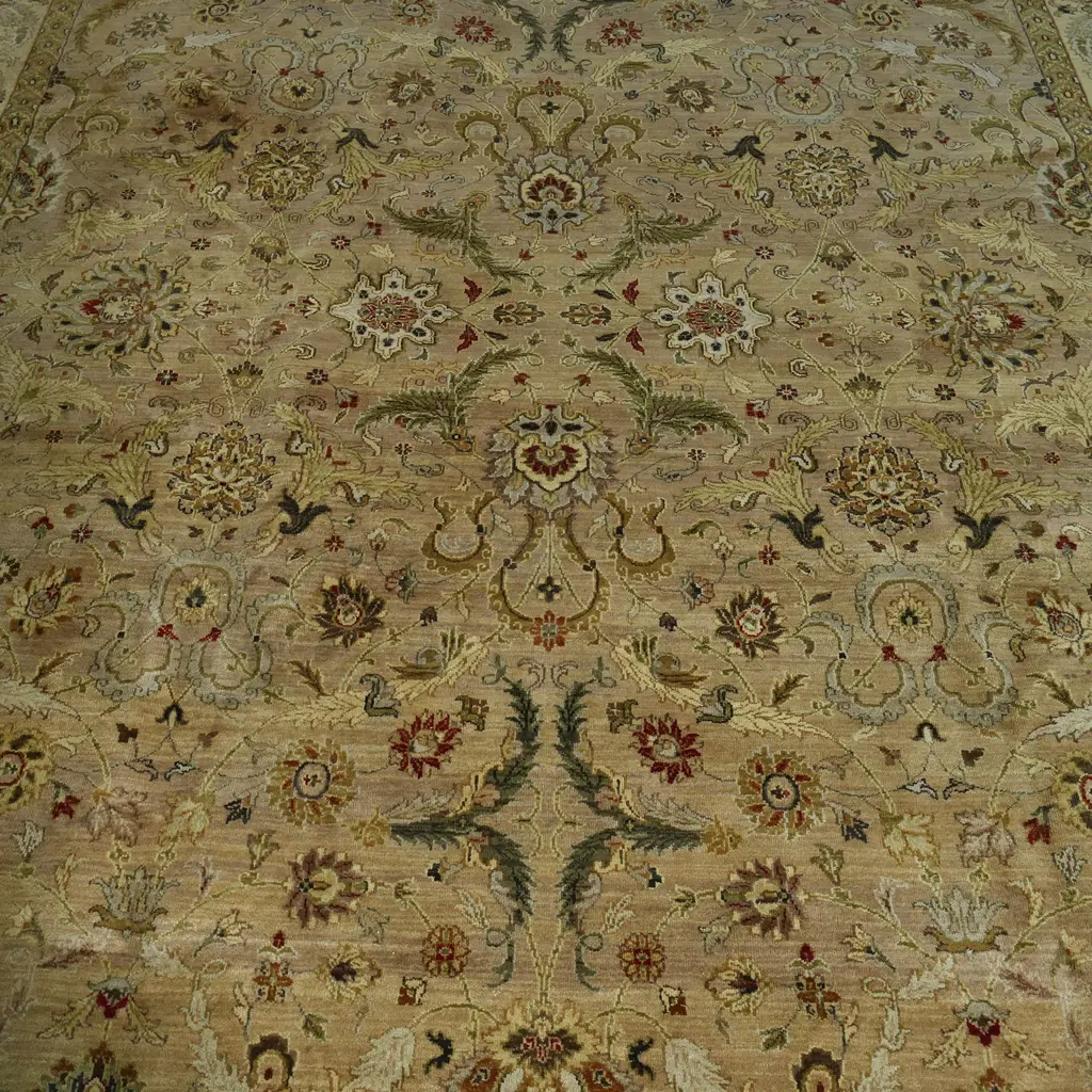 A large Indo Persian hand knotted carpet, Image 1++