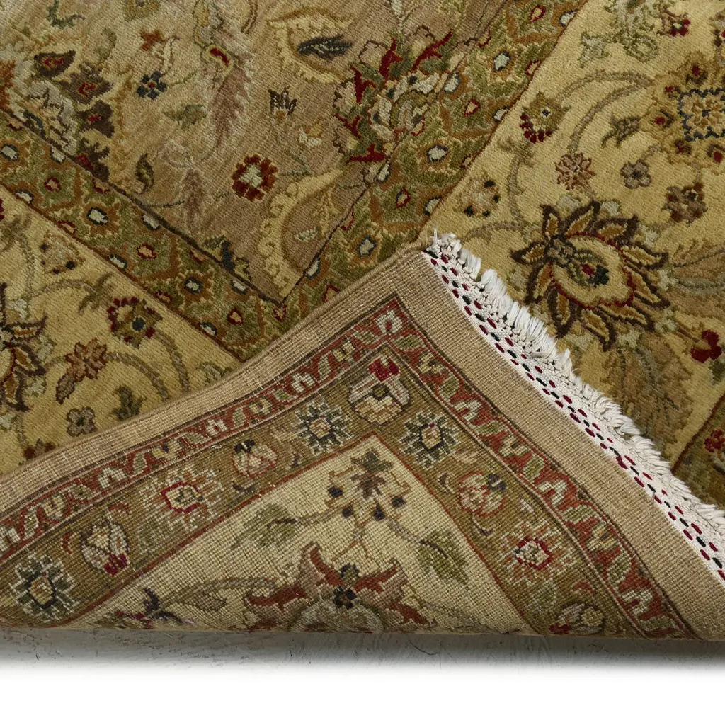 A large Indo Persian hand knotted carpet, Image 1++