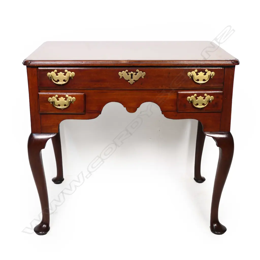 A quality George III mahogany lowboy, Image 1++