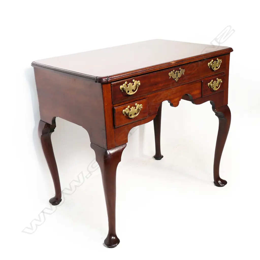 A quality George III mahogany lowboy, Image 1++