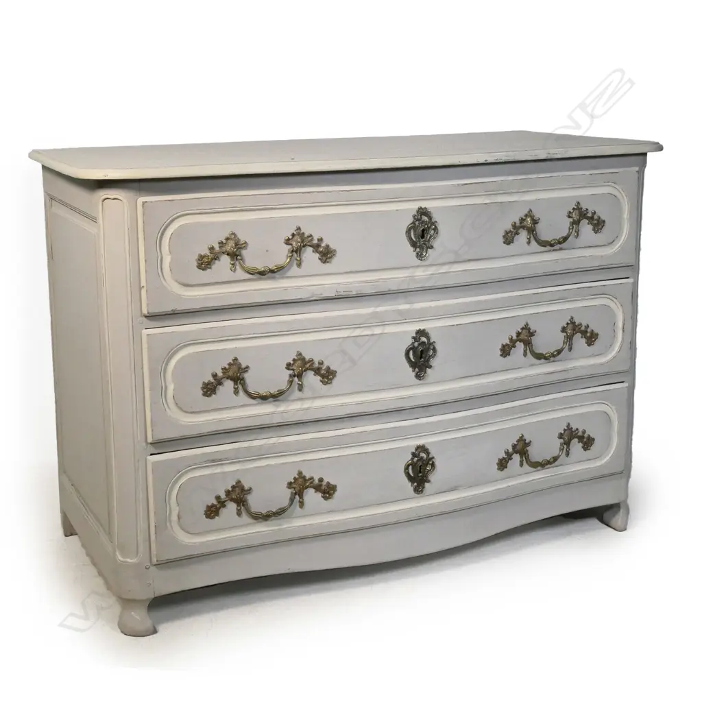 A French three drawer chest, Image 1++