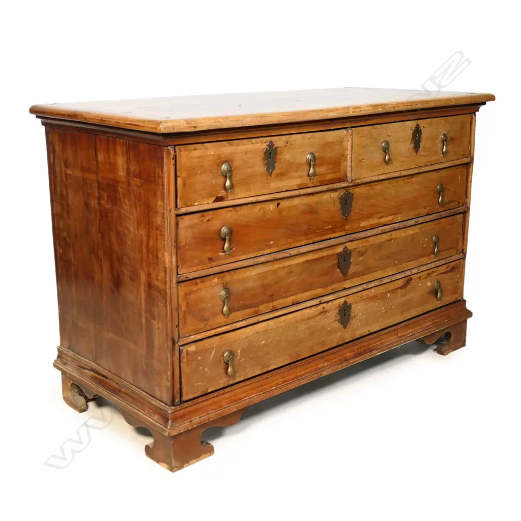 A Continental walnut chest of drawers, Image 1++