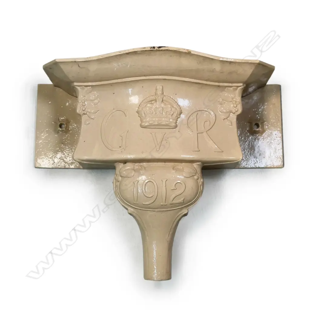 A large cast iron 1912 George V rain hopper, Image 1++