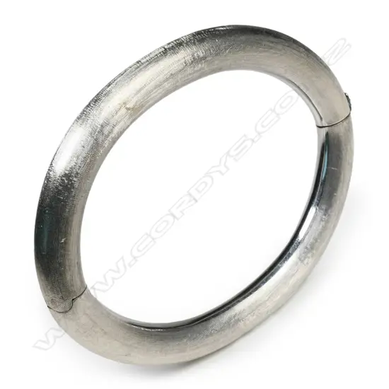 An 18ct white gold hinged bangle,