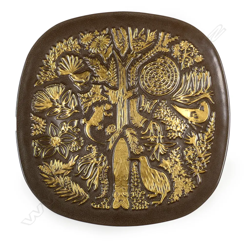 A Crown Lynn Potteries 'Legend' plate Image 1++