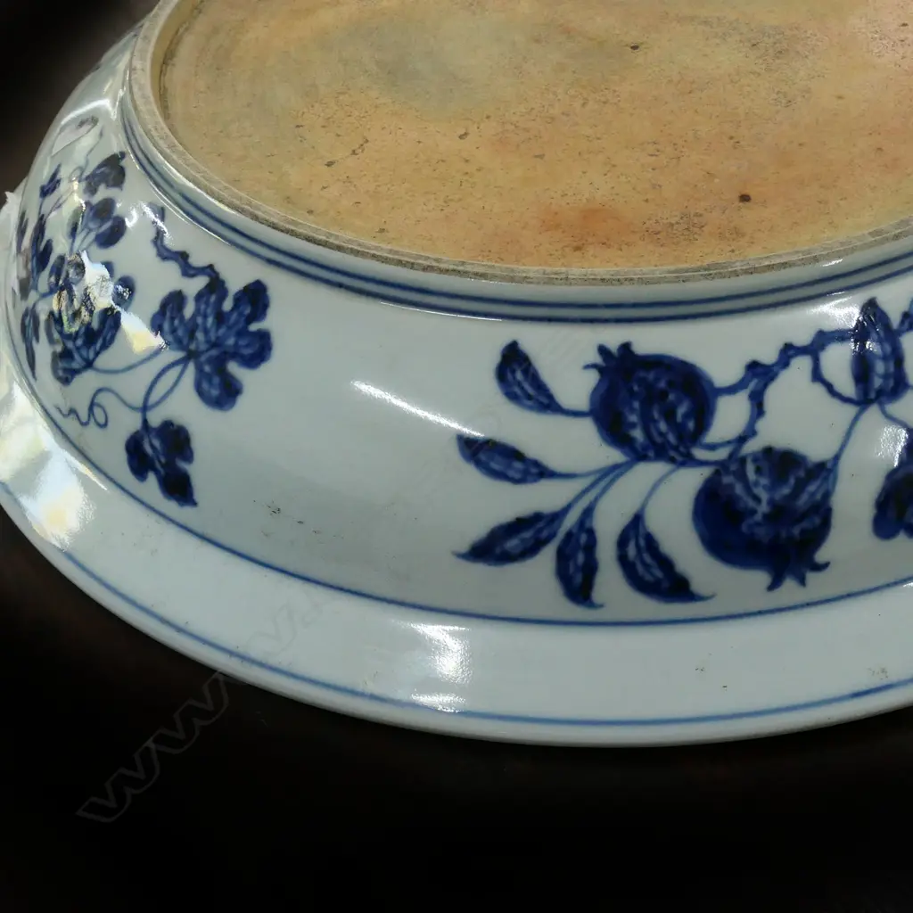 A large Chinese porcelain dish, Image 1++