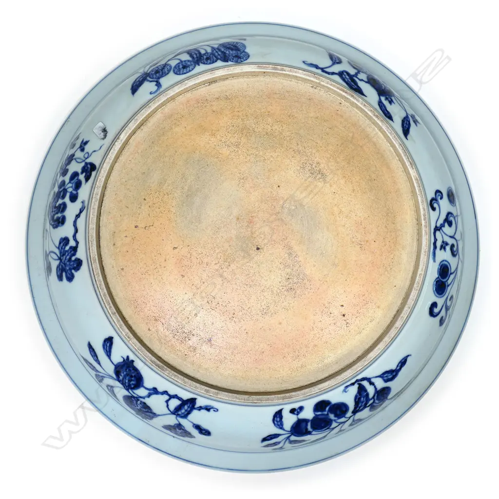 A large Chinese porcelain dish, Image 1++