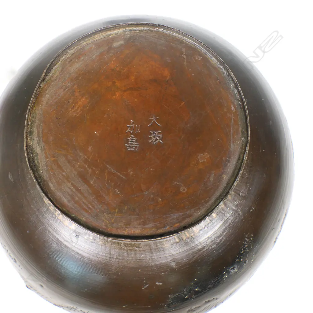 A Japanese Meiji period bronze vase on matched stand, Image 1++