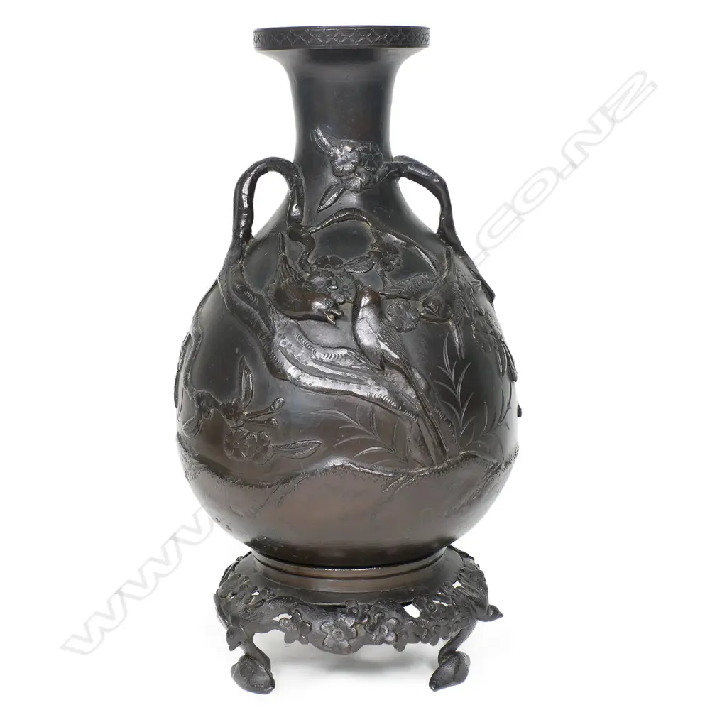A Japanese Meiji period bronze vase on matched stand, Image 1++