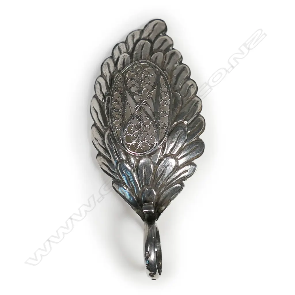 A rare George III silver Eagle’s Wing type tea leaf strainer spoon, Image 1++