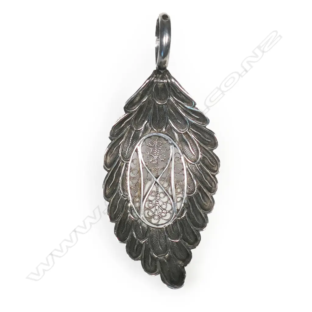 A rare George III silver Eagle’s Wing type tea leaf strainer spoon, Image 1++