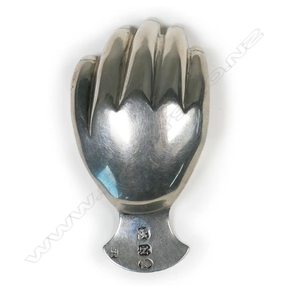 A rare George III silver hand caddy spoon, Image 1++
