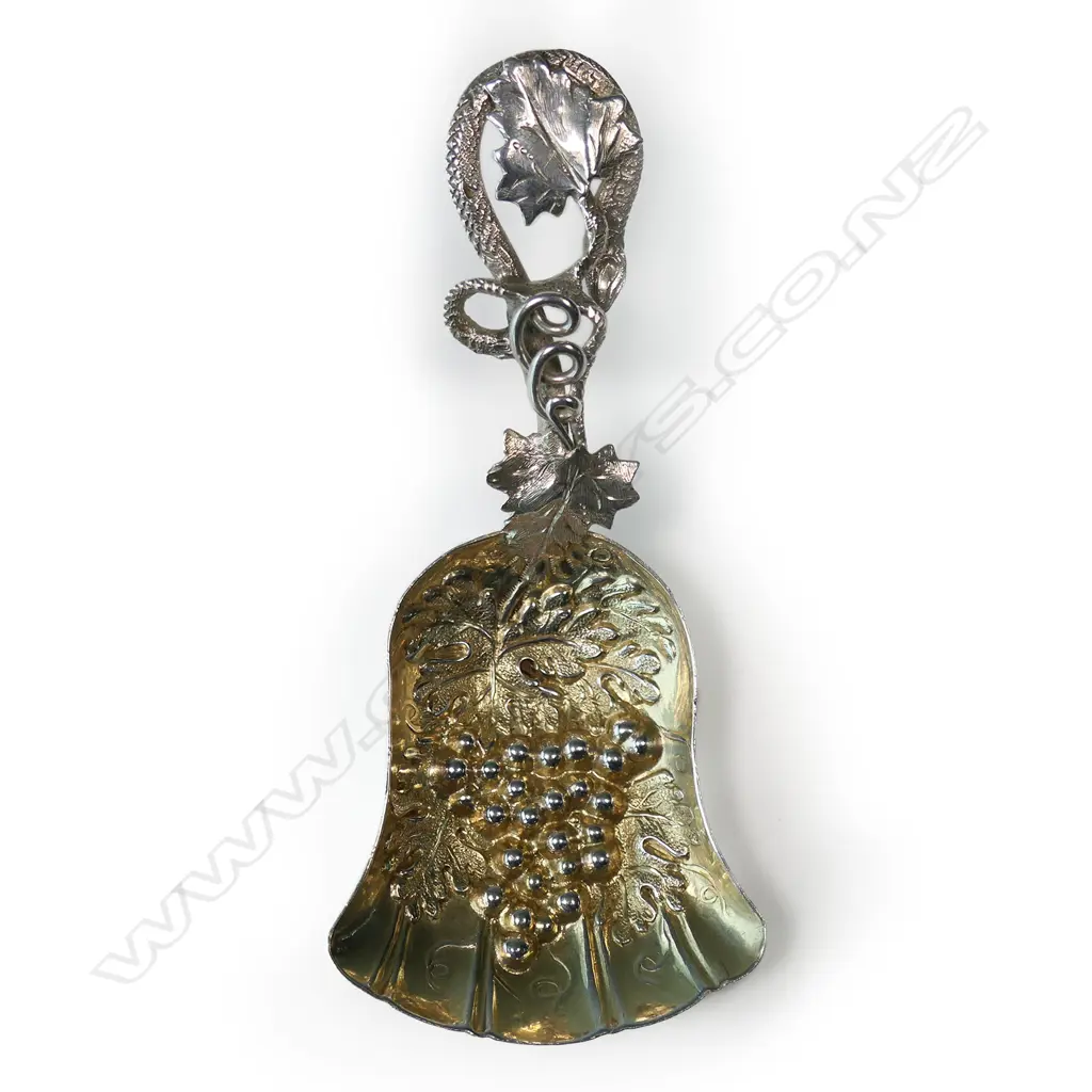 Early 19thc fancy cast silver caddy spoon, Image 1++