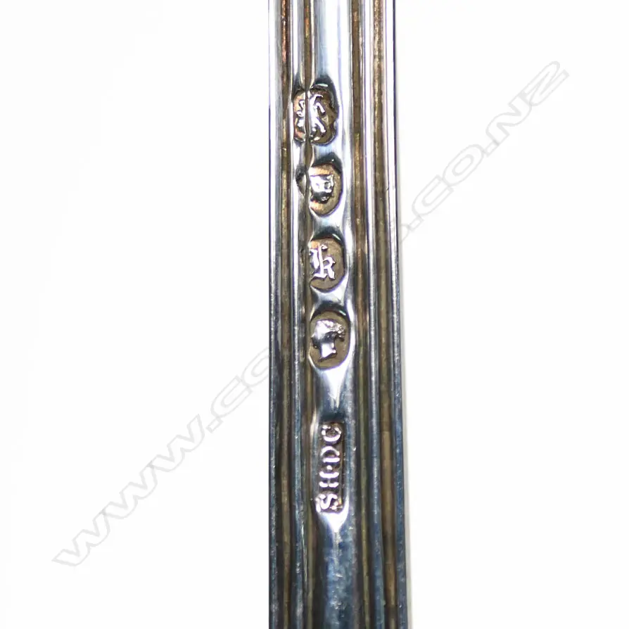 A Victorian silver pie spoon, Image 1++