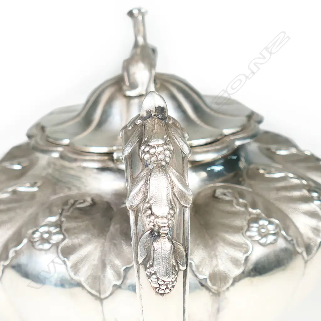An early Victorian silver tea pot, Image 1++