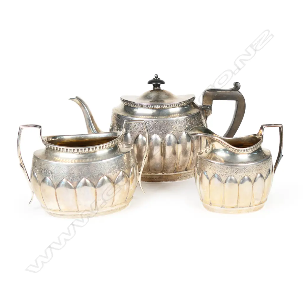 A Victorian silver three-piece bachelor's tea set, Image 1++