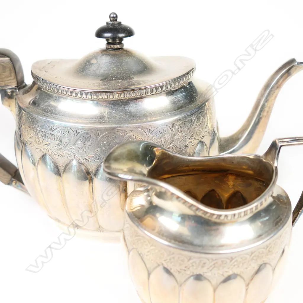 A Victorian silver three-piece bachelor's tea set, Image 1++