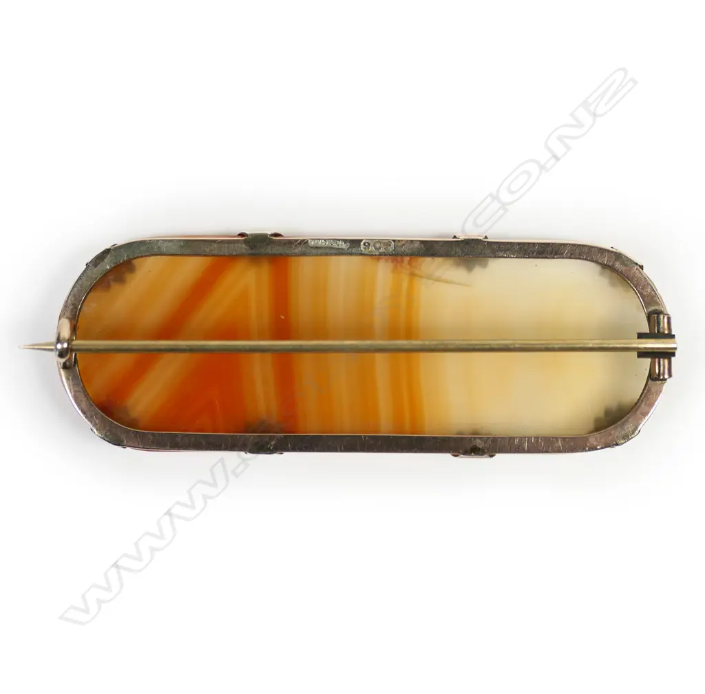 A large lozenge form banded agate and gold mounted brooch, Image 1++