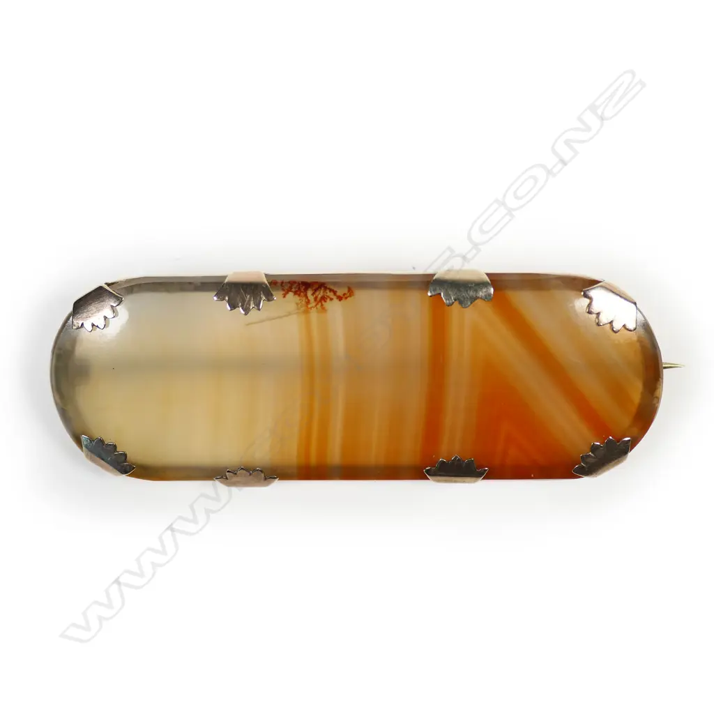 A large lozenge form banded agate and gold mounted brooch, Image 1++