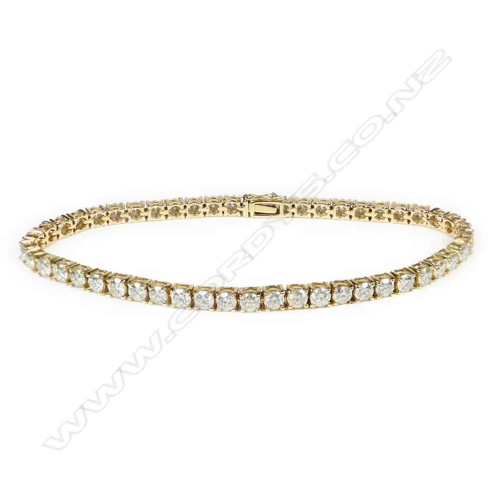 A 14ct gold and diamond tennis bracelet, Image 1++